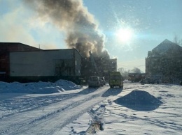 Очевидец: к горящему зданию ЦБК «Цепрусс» подъезжают скорые (фото)