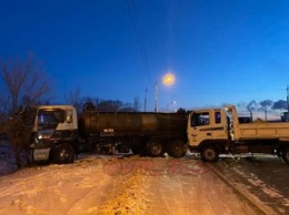 Автоцистерна и грузовик жестко столкнулись в Благовещенске