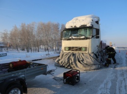 Фура замерзла на трассе по дороге в Кузбасс
