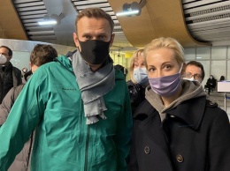 Колония и штраф. Навальному заменили условное наказание реальным