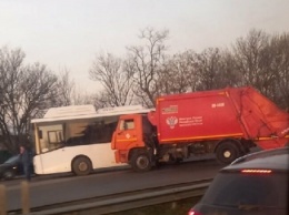 На въезде в Симферополь мусоровоз столкнулся с автобусом, - ФОТО