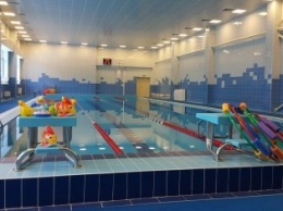 В бассейне сургутской школы чуть не утонул мальчик