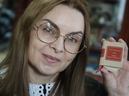 Молитвослов в виде подвески. Необычная выставка миниатюрных книг проходит в Барнауле