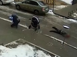 Житель Воронежа упал с 17-го этажа на коляску с младенцем