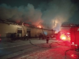 Крупное возгорание произошло на складе продуктов в Омске