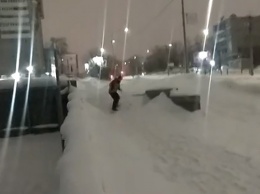Барнаульский сноубордист прокатился по проспекту Красноармейскому