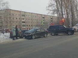 Две легковушки не поделили дорогу в Кемерове