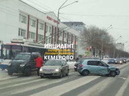 Несколько машин столкнулись на остановке у кемеровской больницы