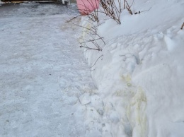 "Угадили весь дом": кемеровчанин пожаловался на постоянный желтый снег