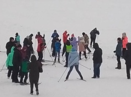 Вторые "Спортивные выходные" барнаульцы проводят на лыжных трассах и играют в мини-футбол