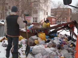 Одному из районов Бийска грозит мусорный коллапс из-за заблокированных снегом дорог