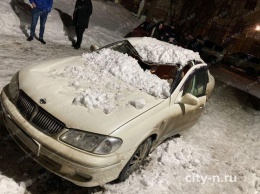 Упавший с крыши снег безвозвратно повредил автомобиль в Новокузнецке