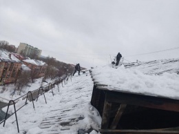 В Барнауле за короткий период оттепели случилось сразу несколько разрушительных сходов снега