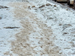 "Толкали скорую": кемеровчане пожаловались на заваленный снегом въезд во двор