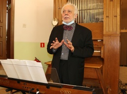 Известный органист Сергей Будкеев дает благотворительные концерты для медиков