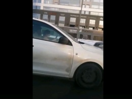 Водители в Санкт-Петербурге заметили маленькую девочку за рулем иномарки