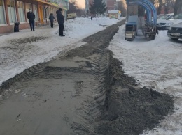 «Не представляется возможным»: в мэрии Барнаула ответили на призывы горожан быстрее убирать снег