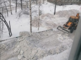 Свалка снега на детской площадке возмутила новокузнечанина