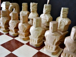 В алтайской колонии выпускают сувенирные нарды и шахматы