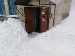 Жители кузбасского города пожаловались на заваленные снегом окно и подъезд
