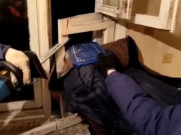 Магаданский вор застрял в форточке при ограблении чужой квартиры