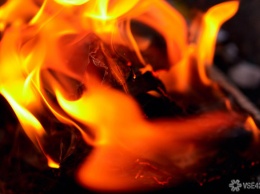 Крупный ночной пожар лишил кузбассовцев двух квартир и автомобиля