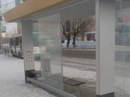 Сильный ветер выбил стекла на автобусной остановке в Благовещенске