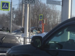 Легковушку в Кемерове выбросило на тротуар после столкновения с грузовиком