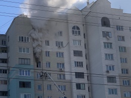 Спасатели ликвидируют серьезный пожар на 12 этаже барнаульской высотки