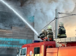 Крупный пожар произошел в омском ремонтном центре