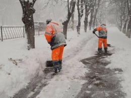 Более 20 машин и свыше 650 дворников чистят Симферополь от снега, - ФОТО