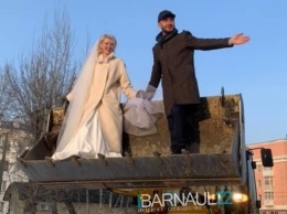 Интернет-пользователи обсуждают необычную свадьбу на тракторе в Барнауле