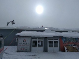 Снег чуть не провалил крышу ледового катка в Симферополе, - ФОТО