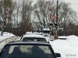 Грузовик застрял на железнодорожном переезде в Кемерове