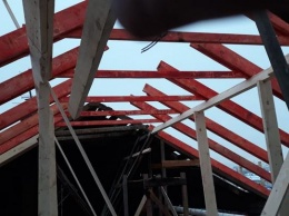 В Барнауле на улице Тимуровской восстанавливают рухнувшую крышу