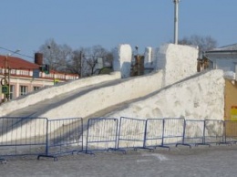 В Белогорске убирают снежный городок