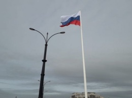 В Благовещенске сняли российский триколор с флагштока