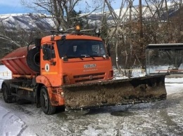 В Ялте оперативные службы оперативно убирают снег