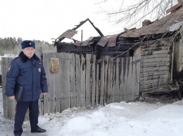 Алтайский участковый спас из горящего дома мужчину
