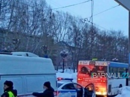 Пассажирский автобус сбил женщину около остановки в Барнауле