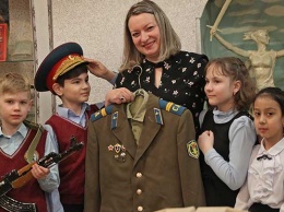 Барнаульские школьники к Дню защитника Отечества пишут письма солдатам