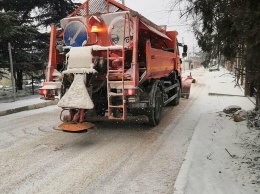 На крымские дороги высыпали более 2 тысяч тонн пескосоляной смеси