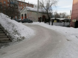 Опасная дорога в центре города возмутила беловчан