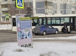 В Барнауле столкнулись пассажирский автобус и иномарка