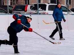 В Циолковском полицейские, медики и сотрудники МЧС в валенках сыграли в хоккей