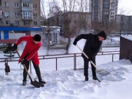 Студенты вышли на уборку снега и наледи в Барнауле