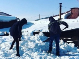 Барнаульские студенты помогли пенсионерам убрать снег и очистить кровлю