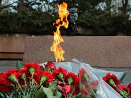 В Симферополе состоялось возложение цветов в честь Дня защитника Отечества, - ФОТО