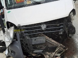 Водитель маршрутки госпитализирован после столкновения на шоссе Ленточный бор в Барнауле