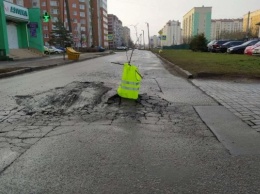 Воткнули палку и повесили жилет: на ул. Громовой резко ухудшилось состояние дороги (фото)